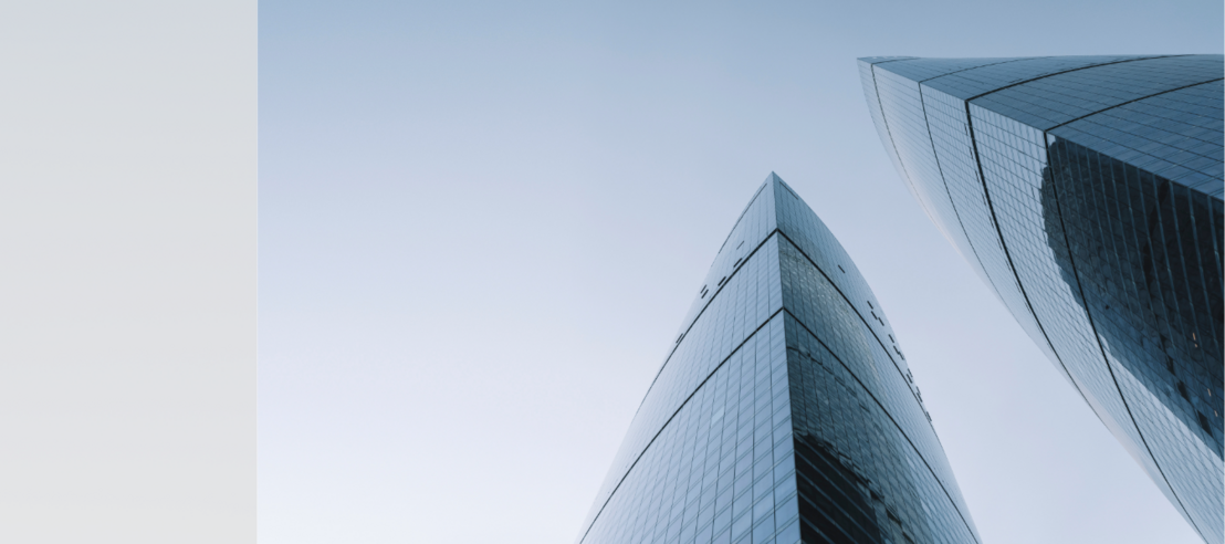 Hochh&auml;user von der Stra&szlig;e aus zum Himmel hoch fotografiert 